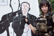 【画像】女戦闘員さん、顔は100点・射撃0点ｗｗｗｗｗｗｗｗｗｗｗｗｗｗｗｗｗｗｗ(※画像あり)