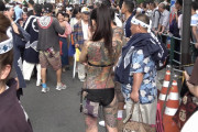 【画像】祭りに水着姿で参加した女がエチエチすぎる