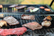 ヴィーガン「庭でBBQやめろ」 裁判所「何いってんだ」 隣人( ﾟДﾟ)y─┛~「近所で大規模BBQオフすっぞw」