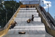 【動画】ミシガン州デトロイトの公園に出来た巨大滑り台、危険過ぎて3時間で閉鎖に