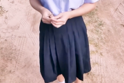【無修正 エロ動画】 田舎道を歩いていた制服女子が変態男にハメらる
