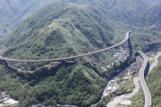 【画像】中国、ジェットコースターみたいな高速道路を作ってしまうwww
