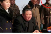【画像】金正恩の側近に謎の新キャラが現れる