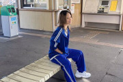 【画像】AV女優・渚みつき「今日は私のガチ地元で撮影！」と静岡県の田舎の駅の待合室で撮影