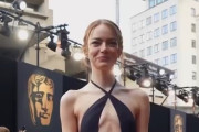 ハリウッド女優のエマ・ストーンさん、とんでもねー貧乳を見せつける