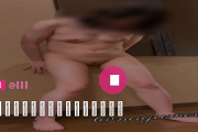 なぐもの裏垢動画・清楚系、全裸ガニ股お漏らし潮吹き！
