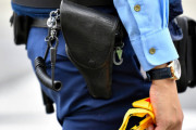 【悲報】日本の警察さん、不良少年に脅され銃を奪われてしまうｗ