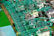 【画像】台風でゴルフ場のネットが倒れて住宅街が半壊www
