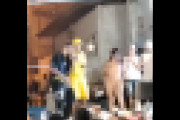 パーティーで泥酔した女の子たちがステージの上で裸になりますｗｗｗ