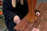 【動画】まんさん、くそでかジョッキになみなみと注がれたビールを一瞬で飲み干してしまう