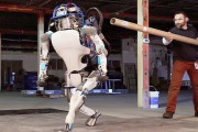 【動画】中国人「おっロボットおるやん！イジメたろ」ロボット「ヤメテクダサイ＞_＜」