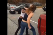 【動画】白人女性と黒人女性が喧嘩。ブラジャー丸見えで激しい殴り合い