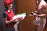 【エロ動画 素人】 宅配ガールにビンビンチ●コを見せつけるww