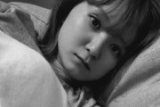 【画像】清楚系女性声優さん、ヘソ出しでベッドイン画像を投稿してしまう…