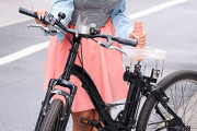 【配信限定】人気 AV 女優が挑戦！オシッコ我慢潮吹き街中アクメ自転車がイクッ！乙アリス