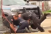 【動画】アメリカの警官、取り押さえた犯人を殴ったり蹴ったりコンクリに叩きつけたりして炎上