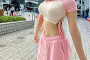 【画像】巨乳グラドルさん、ドスケベな服でコミケに現れる