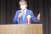 【悲報】安倍晋三さん、白髪にして威厳を出してしまう