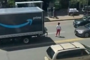 【動画】黒人さん、路上でAmazonの受け取りをしてしまう・・・・・・・・・