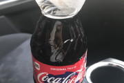 【画像】車内にコーラのペットボトル5時間放置した結果ｗｗｗ