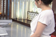 【gif】美人女子アナも横から見たらウエストは太いと判明ｗ