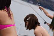 【画像】真冬に水着で釣りをさせられる女子達がエチエチすぎる！！！