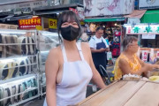 台湾の屋台に巨乳なのに裸エプロンの女性が現れるｗｗｗ