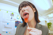 【ベロ接吻セクハラ】残業中、2人きりの社内でよだれダラダラ濡れ長舌をねじ込み密着濃厚ベロちゅうしながら若手精子を搾り取る人妻巨乳女上司 辻井ほのか