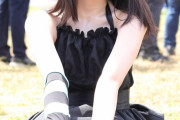 【画像】ぶひぃｗｗこのけいおんの秋山澪ちゃんのコスプレイヤーｗｗ明らかにパンツ見せつけててワロタｗｗｗｗ