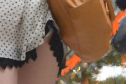 【画像】スカートがカバンに引っかかってパンチラしてる素人がいたから思わず撮った