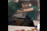 【悲報】セブンイレブンの店員さん、客の前で大喧嘩してしまうwwwwwwwwwwwwwwwwww