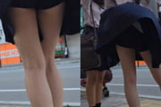 強風で制服女子の黒の見せパンが丸見えになってしまう