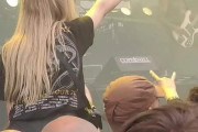 【画像】すけべな外人さん、ライブ中に興奮してお尻を出してしまう…