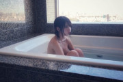 【画像】国民的レイヤーえなこさん、無防備な入浴姿を撮られてしまう