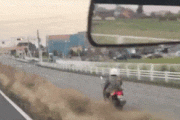 【gif】とんでもないバイク乗り、発見されるｗ