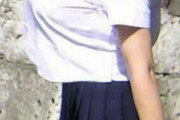 【画像】JKさん、お●ぱいがでかすぎて制服の裾が浮いてしまうｗｗｗｗ