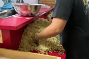 【悲報】ラーメン屋さん、カウンターで麺の仕込みをしてしまう
