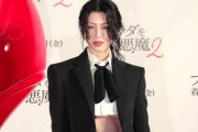 三吉彩花　下乳露出の超ミニ丈シャツでジャパンプレミアイベント