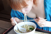 このラーメン食べる美少女さんのお胸ｗｗｗセクシーすぎるｗｗｗ
