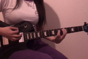【画像】デカ乳女さんのギター演奏動画がエロすぎるwww.