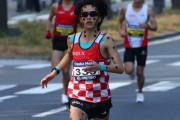 【画像】大阪マラソン選手、クロアチア国旗みたいな服で走るｗｗｗｗ