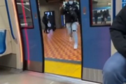 【動画】黒人さん、地下鉄のドアに突っ込んで逝く