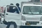 【悲報】道路の真ん中でトラック運転手男とウーバーイーツ男が殴り合いの喧嘩　川崎