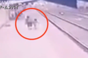 【動画】線路に落ちた子供を危機一髪で助ける！！！！