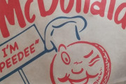 【悲報】マクナル「50年目やし袋にキャラクタープリントするンゴ！ドナルドはみんな怖がるしせや！?<ﾋﾟｺｰﾝ」