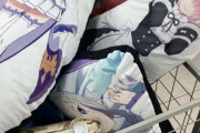 【画像】しまむらに娼婦みたいなアニメキャラの抱き枕が売り出されてしまう