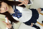 笠木いちか セーラー服の激カワ美少女がパンツ丸出しでM字開脚！電マオナニーでエロ染みをつくる
