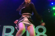 AKB48大盛真歩、純白パンティーが丸見え！ライブで股間を真下から映される