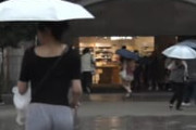 ゴゴスマゲリラ豪雨中継でプルプルお尻割れ目の女性が撮影される