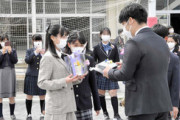 【画像】小学校の警備員のおじさん、卒業式にJSとツーショット